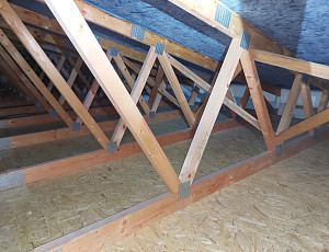 Zateplení stropu novostavby ubytovacího zařízení pomocí foukané izolace